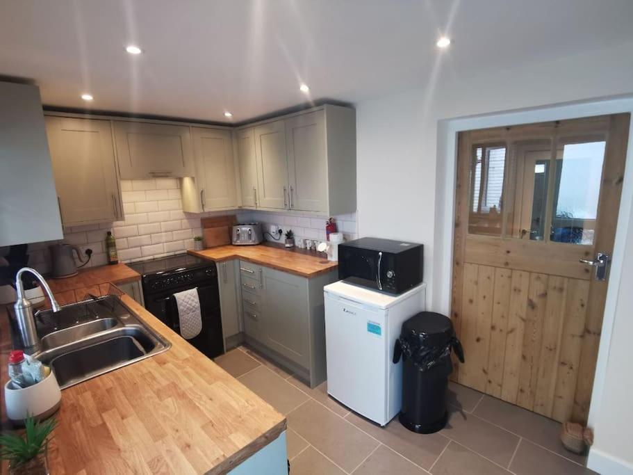 Cosy In A Quaint Village In North Devon. Holiday home *