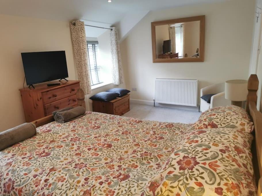Cosy In A Quaint Village In North Devon. Holiday home Bideford